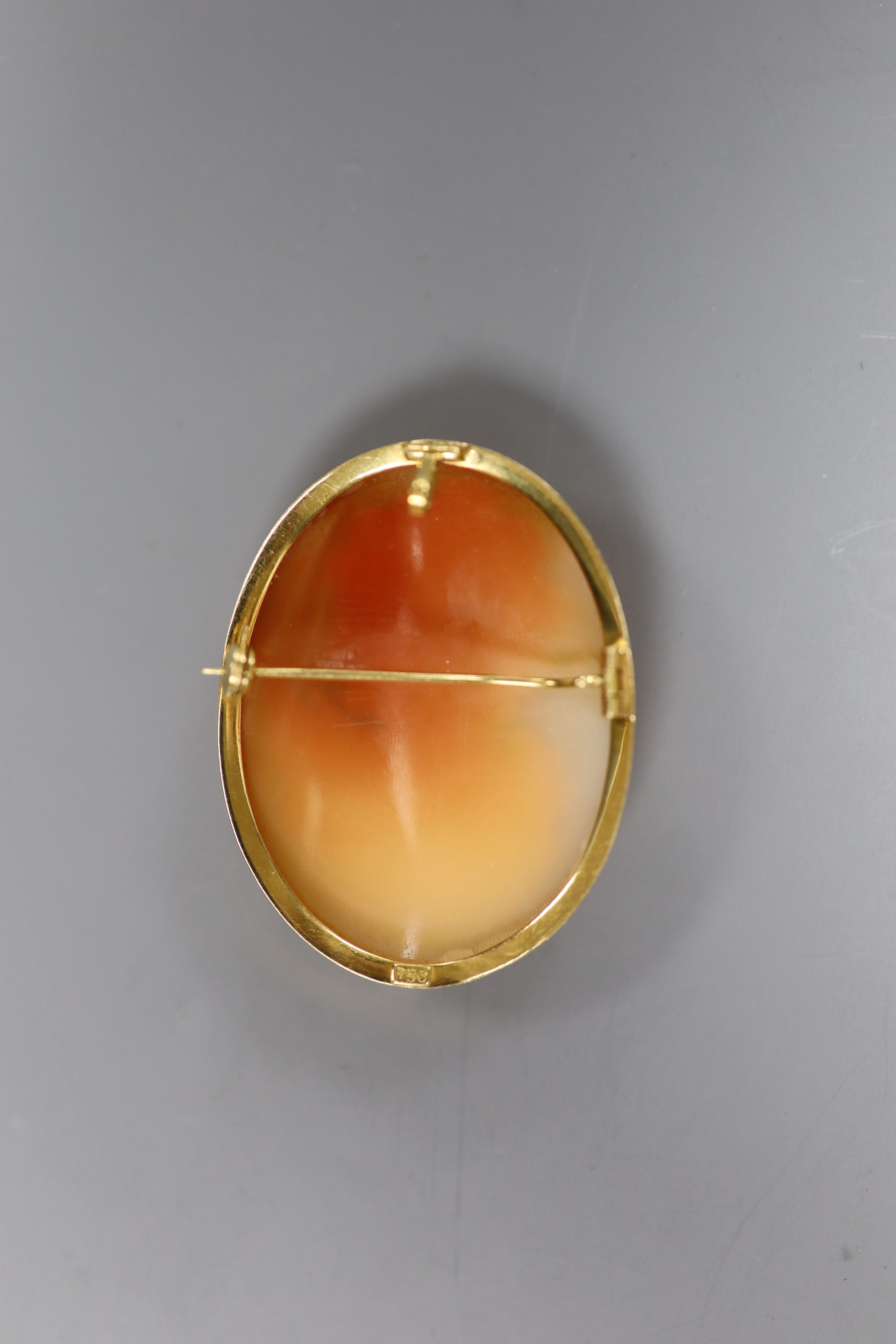 A modern cameo shell brooch-cum-pendant in 750 yellow metal mount with beaded edge, 41mm, gross 9.3g.